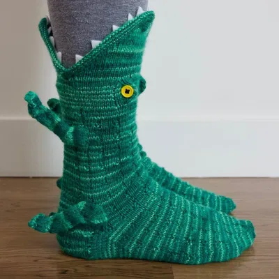 Gestrickte Krokodilsocken Weihnachten Gestrickte Krokodilsocken Gestrickte kreative mittelgroße Tiersocken